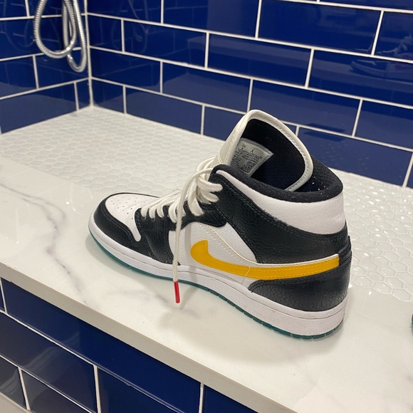 Jordan 1 Mid - Picture 3 of 9